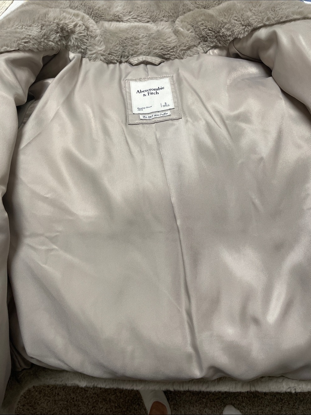 Abercrombie & Fitch Women’s Faux Fur Mini Puffer Jacket Light Gray Size S - Picture 6 of 7